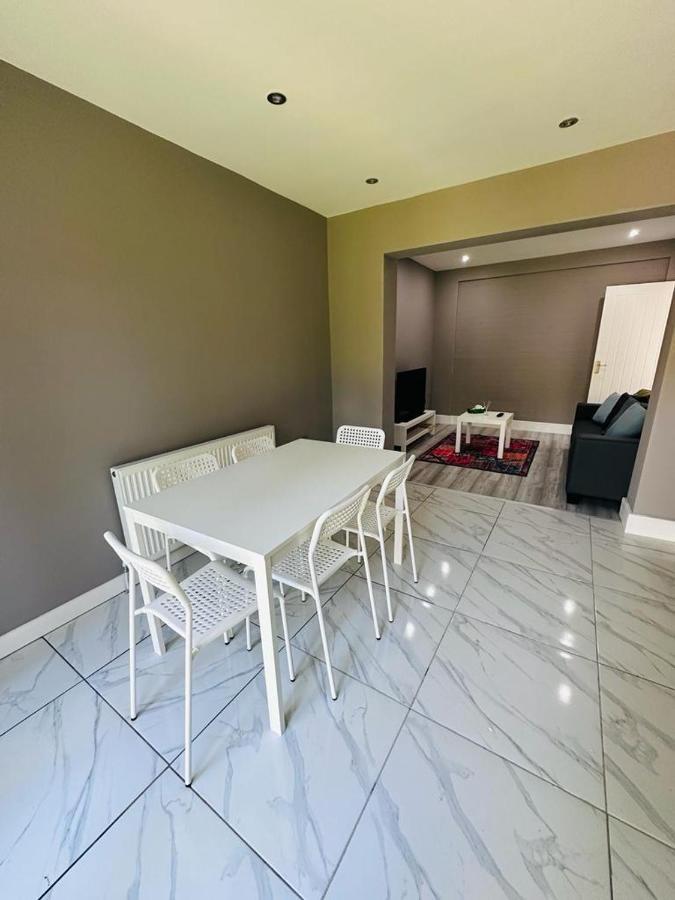 Burmese - 5 Bedroom House Earley Εξωτερικό φωτογραφία