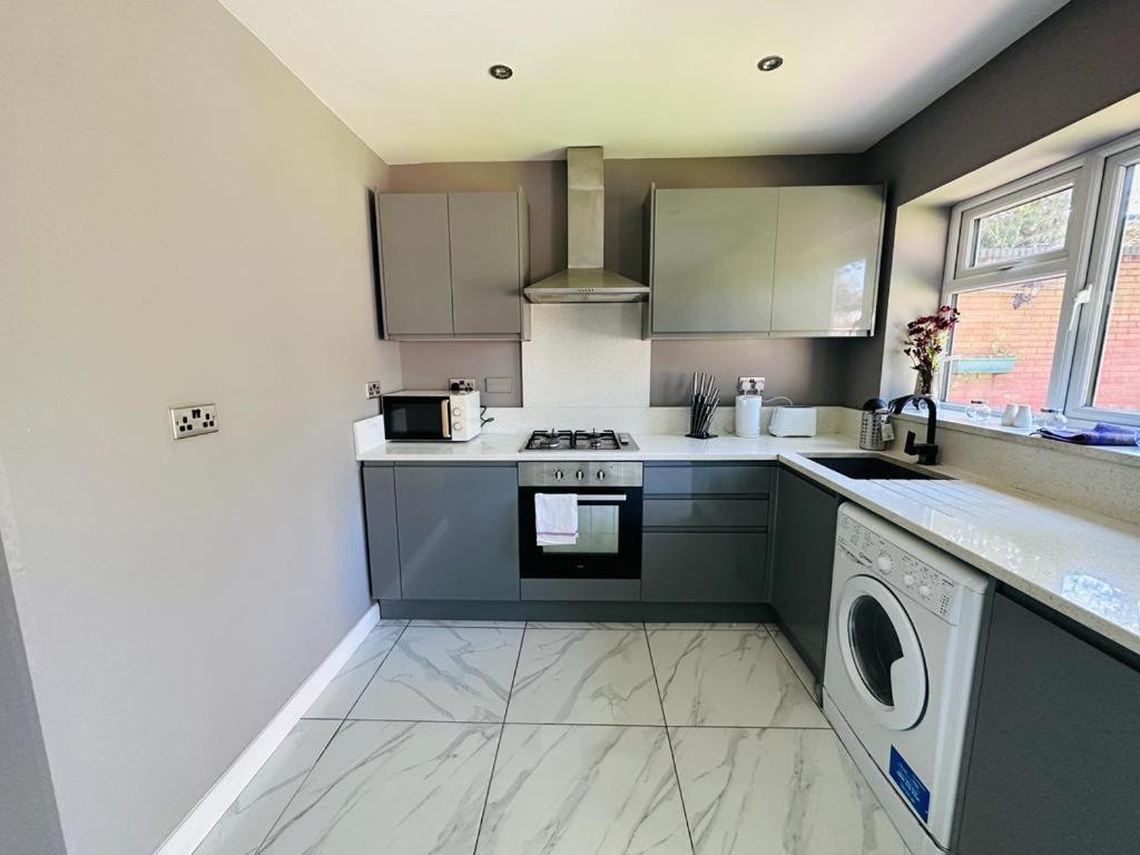 Burmese - 5 Bedroom House Earley Εξωτερικό φωτογραφία